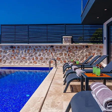 Kalkan'da Deniz Manzarali Lueks Tatil Villasi Villa