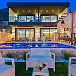 Kalkan'da Deniz Manzarali Lueks Tatil Villasi فيلة كاس