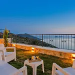 Kalkan'da Deniz Manzarali Lueks Tatil Villasi